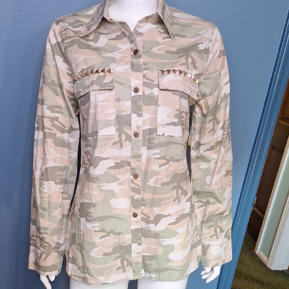 Nwt! Studded Camoflage Blouse With Gold Tone Pocket Studs & Snaps
